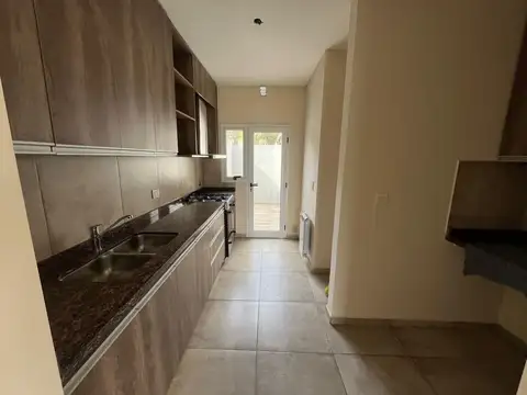 Casa 5 ambientes con 2 baños