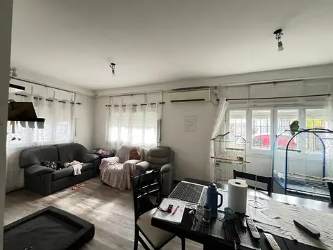 VENTA DE CASA DE 4 AMB. CON PATIO, TERRAZA Y GARAGE. TODA EN PB - ZONA RESIDENCIAL