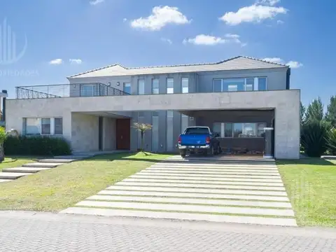 Casa en dos plantas de 400 m2 sobre lote de 1450 m2, con vista a la laguna y vista al Golf.