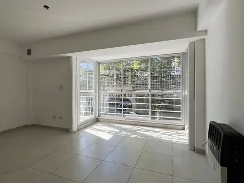 ALQUILER MONOAMBIENTE CON BALCÓN AL FRENTE EN BARRIO LOURDES