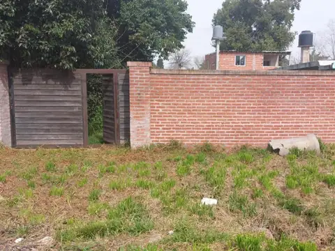 lote  baldio  con paredon y porton