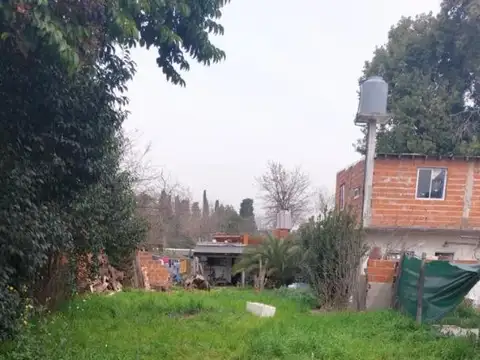 lote  baldio  con paredon y porton