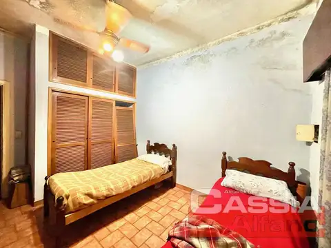 CASA AL FRENTE EN PH, TRES AMBIENTES CON GARAGE Y FONDO LIBRE, OPORTUNIDAD