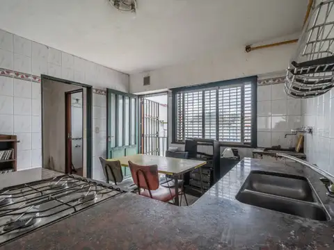 Casa. 4 Amb. Lote 50m. Jardin. A refaccionar. Villa Devoto. Av. Mosconi 4177