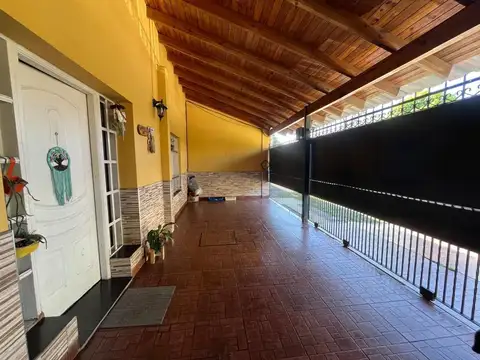 CASA EN VENTA DE 4 AMB. BANFIELD EXCELENTE ESTADO