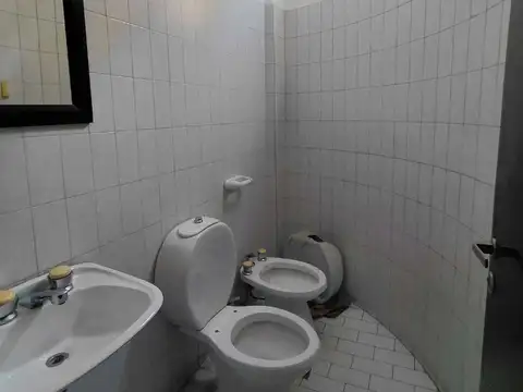 Oficina 7 ambientes con 2 baños