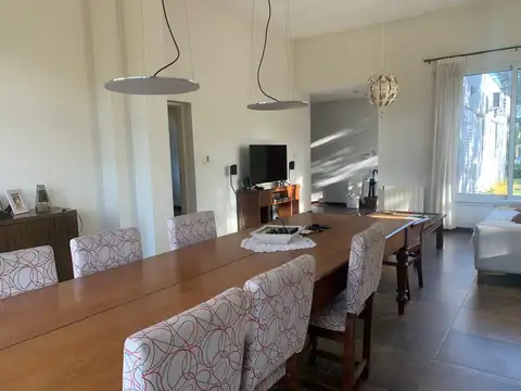 Casa 8 ambientes con 3 baños