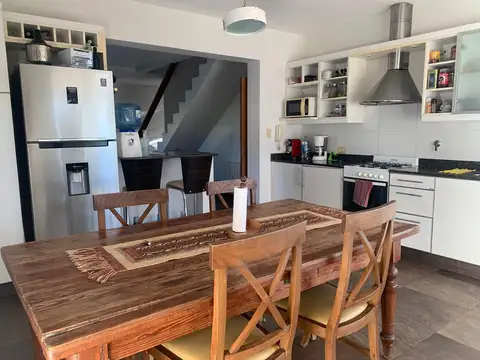 Venta casa 5 dormitorios, cochera doble, jardín y pileta - AV. REAL 9516