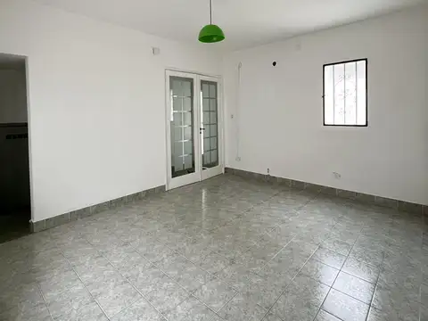 Casa en alquiler, dos dormitorios, patio, ambientes amplios, abasto.