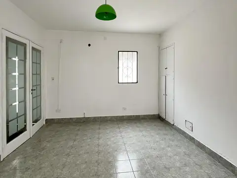 Casa en alquiler, dos dormitorios, patio, ambientes amplios, abasto.
