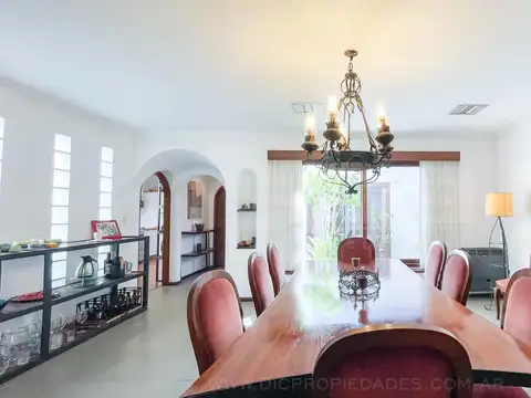 Casa en Venta con 2 cocheras