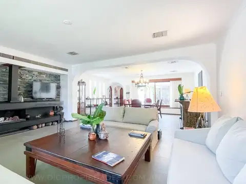 Casa 9 ambientes con 4 baños
