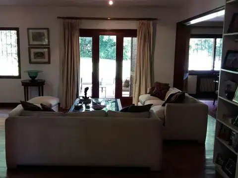 Casa 15 ambientes con 5 baños