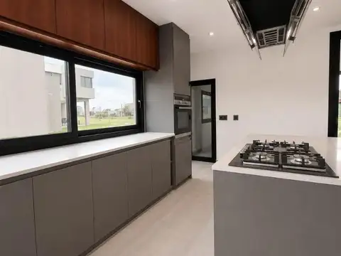 Casa 5 ambientes con 3 baños