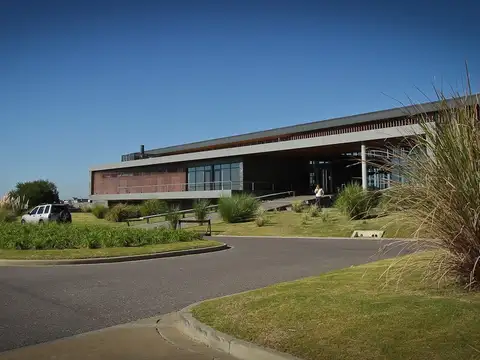 Lote en Venta a la laguna central en El Golf, Nordelta 100