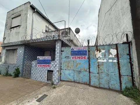 Vivienda familiar con galpón al fondo