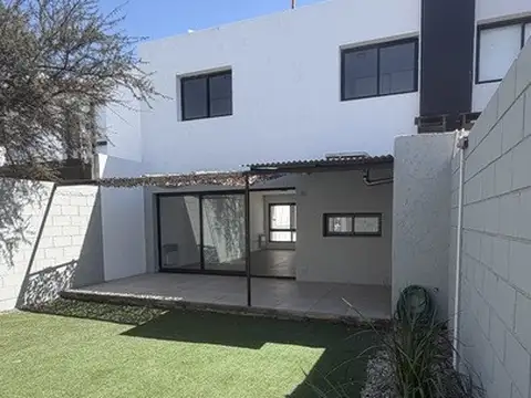 ALQUILER CASA TIPO DUPLEX SOLARES DE MANANTIALES  3 DORMITORIOS GALERIA PATIO COCHERA