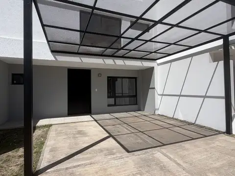 Casa en Alquiler con 2 cocheras