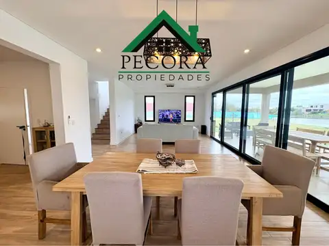 Casa en Alquiler con 2 cocheras
