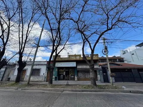 EN VENTA CASA DE 3 AMB CON DOS LOCALES.OPORTUNIDAD.