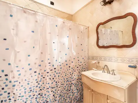 Casa 6 ambientes con 2 baños