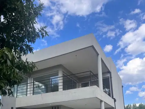 CASA EN VENTA 6 AMBIENTES STA GUADALUPE PILAR DEL