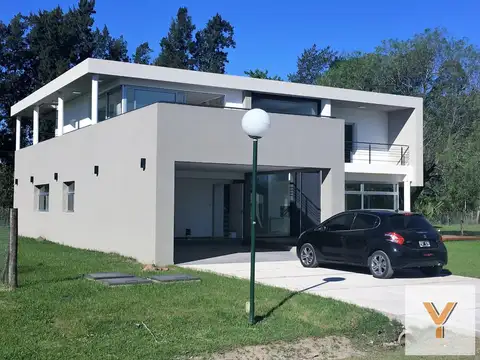 Casa en Venta con 2 cocheras