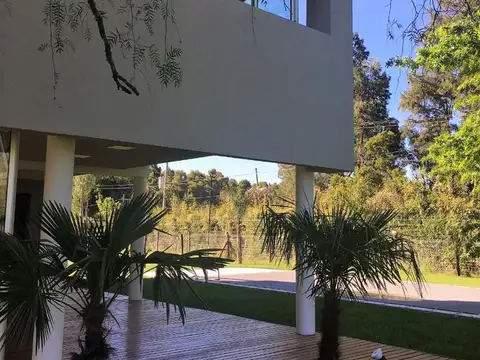 Casa 6 ambientes con 2 baños
