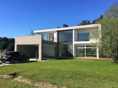 Casa en venta - 4 dormitorios 2 baños - 290mts2 - La Cándida - Berazategui