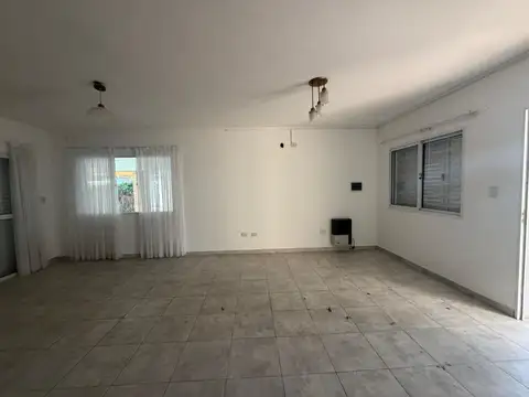 Casa en Alquiler con 2 cocheras