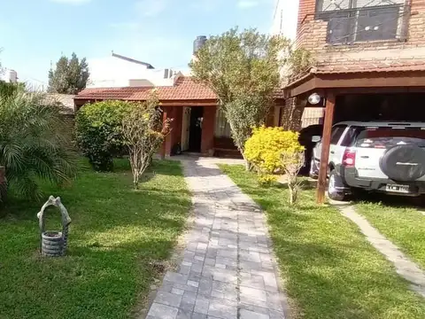 OPORTUNIDAD VENTA CASA DE 4 AMBIENTES CON PISCINA MORON CAST