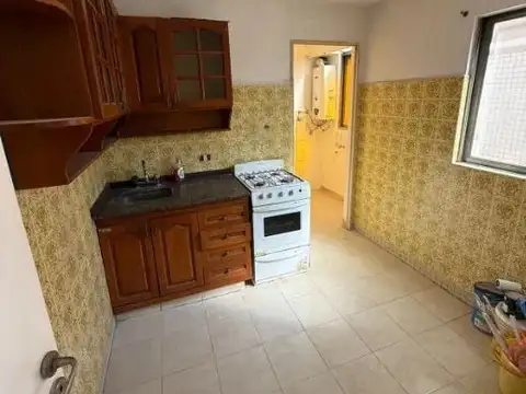 3 ambientes con cocina separada a metros de Av. de Mayo