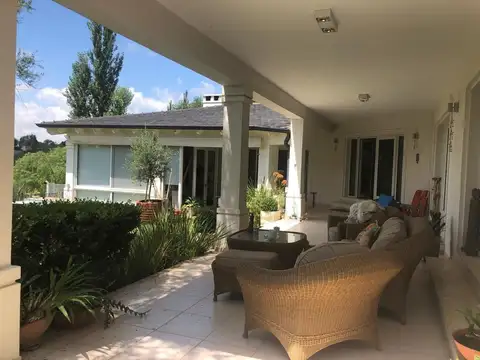 Casa 5 ambientes con 5 baños