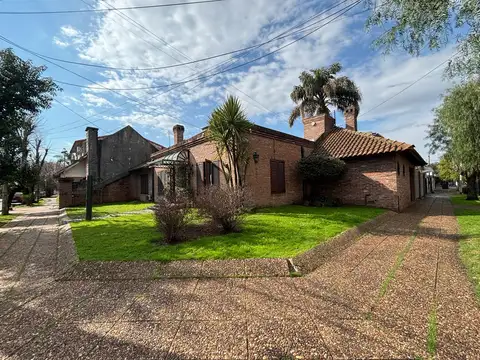 Hermosa casa de 4 ambientes  en castelar sur a 300 MTS DE CENTRO COMERCIAL