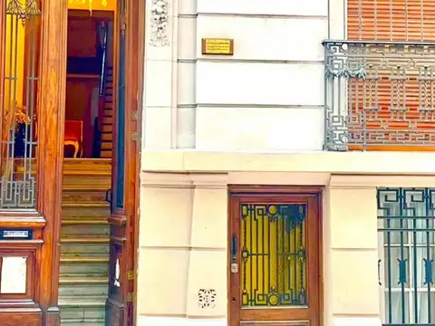 Montevideo e/ Avenida Rivadavia y Bartolomé Mitre.