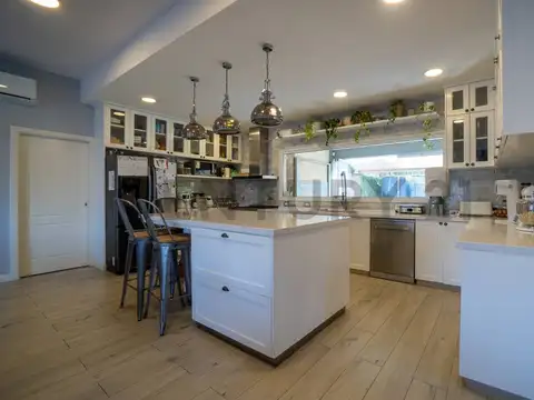 VENTA CASA DE CATEGORIA EN BELLA VISTA IMPECABLE