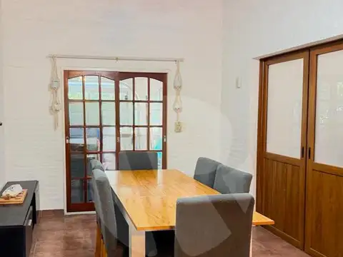 Casa en Alquiler con 3 cocheras