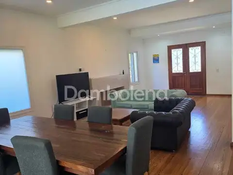 Casa en Alquiler con 2 cocheras