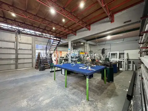 FABRICA CON OFICINA COMERCIAL Y DEPOSITO EN VENTA