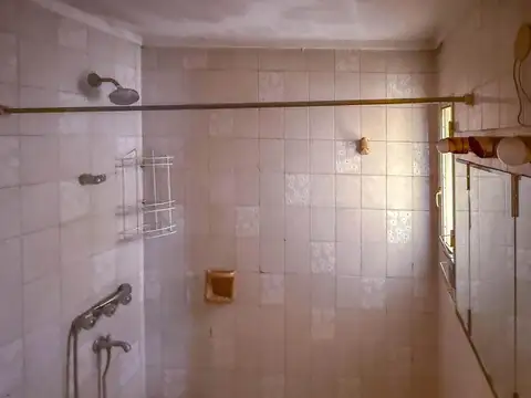 Casa en Alquiler con 3 cocheras