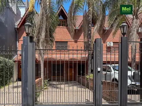 Excelente triplex de 5 ambientes con parque y piscina