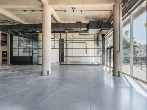 DOHO Local en PB con cochera. Planta libre al Frente, con ventana piso a techo. Salida a 4 vien...