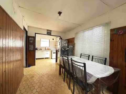 CASA EN VENTA BERAZATEGUI 2 dormitorios con patio