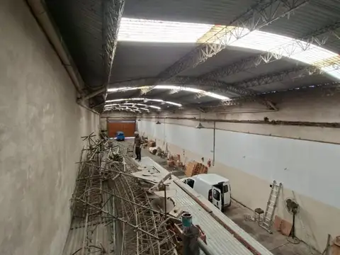 GALPON CON ENTRADA DE VEHICULOS 