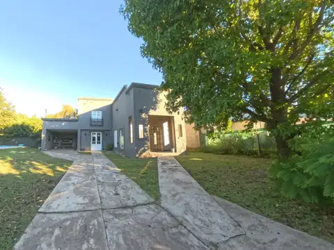 Casa en Venta en Suipacha – Propiedad Moderna en Esquina con Parque y Pileta