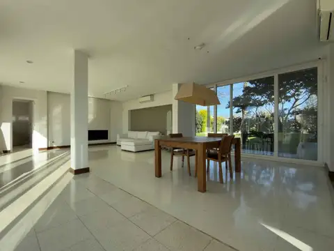 Casa 7 ambientes con 4 baños