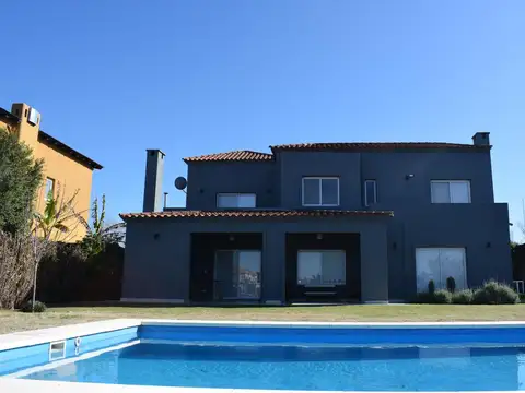 Casa en Venta con 2 cocheras