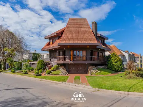 Chalet para uso profesional en esquina de Av. Paso