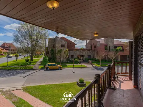 Chalet para uso profesional en esquina de Av. Paso