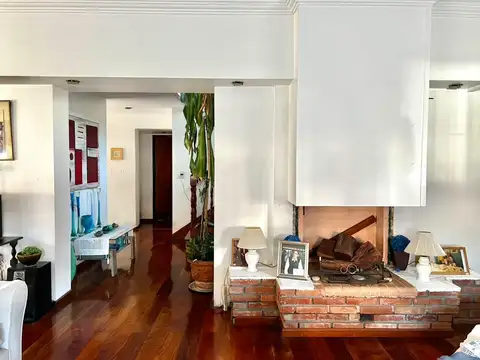 Casa de 5 ambientes con escritorio y cochera en venta en Martinez
